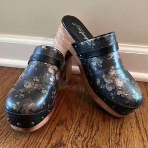 NWOT Free People Calabasas wooden clogs